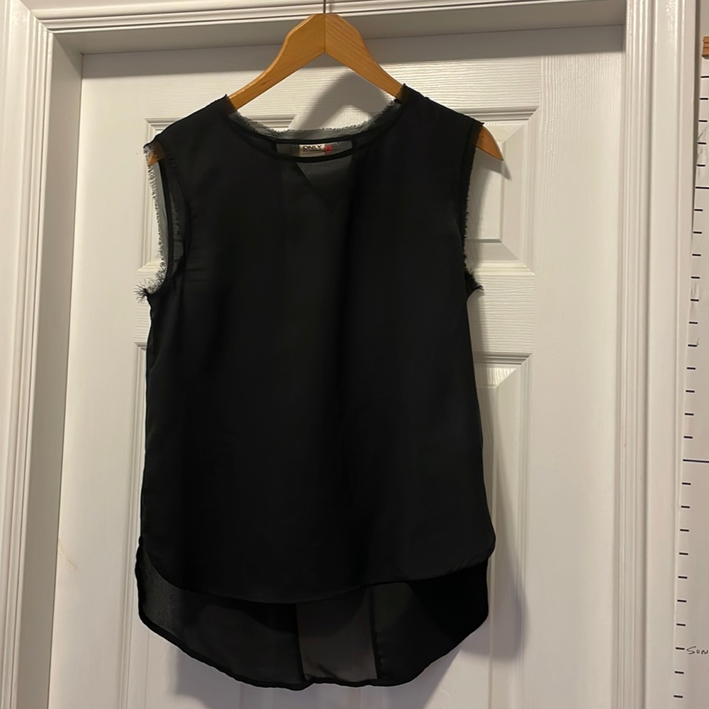 Sleeveless top with purposeful fraying